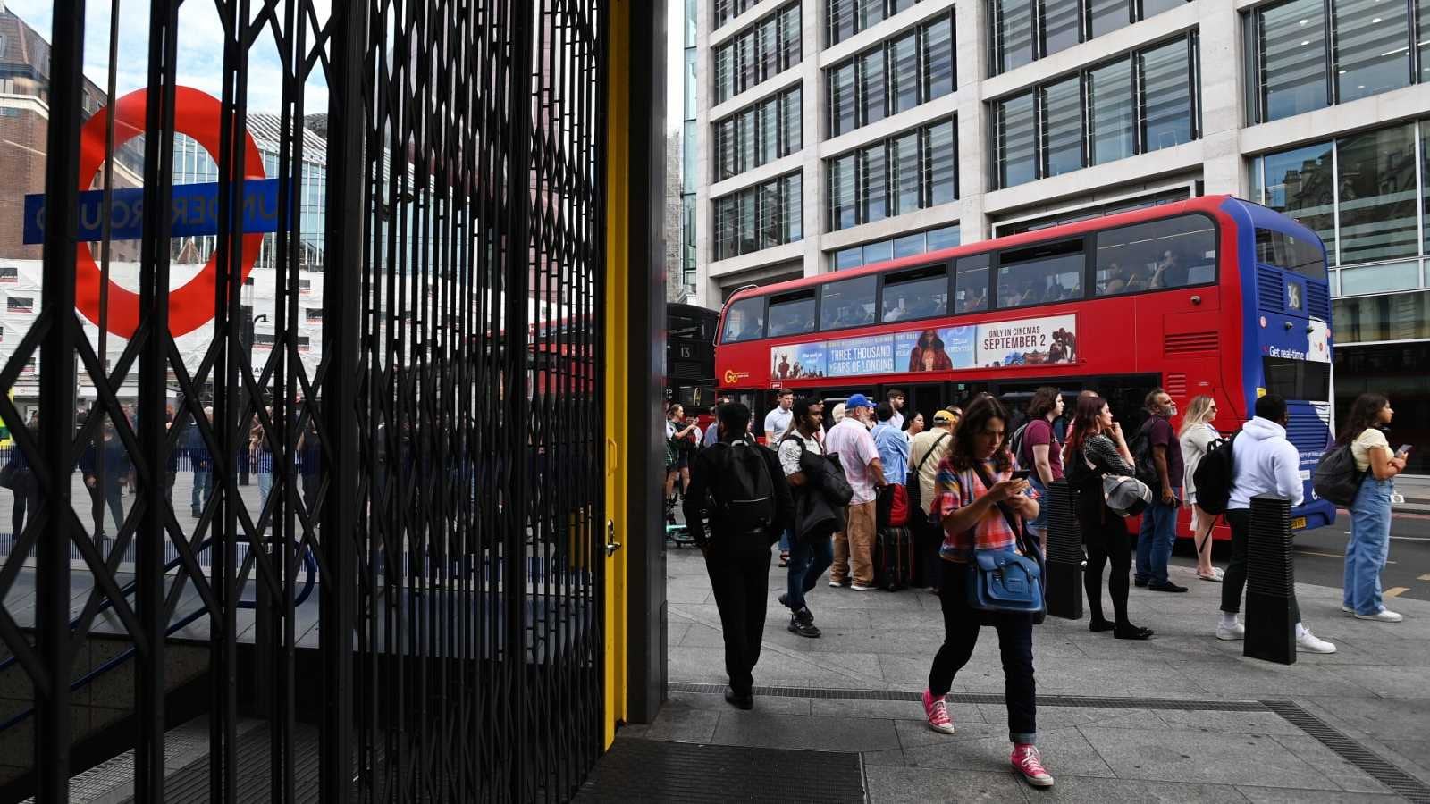 A la huelga iniciada por los trabajadores del ferrocarril se sumaron los conductores de autobuses y otros sectores del transporte. Unas 30 líneas fueron afectadas.