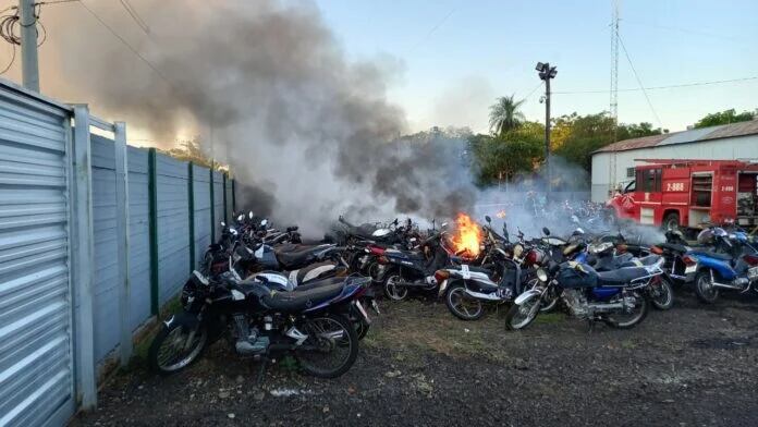 Un incendio consumió más de 150 motocicletas.