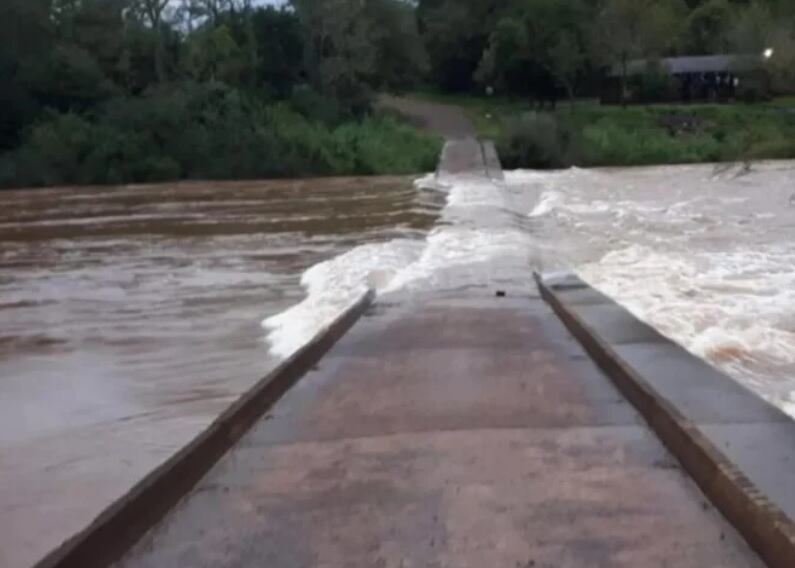 Debido a la crecida del arroyo Piray Guazú, el puente homónimo quedó bajo agua.