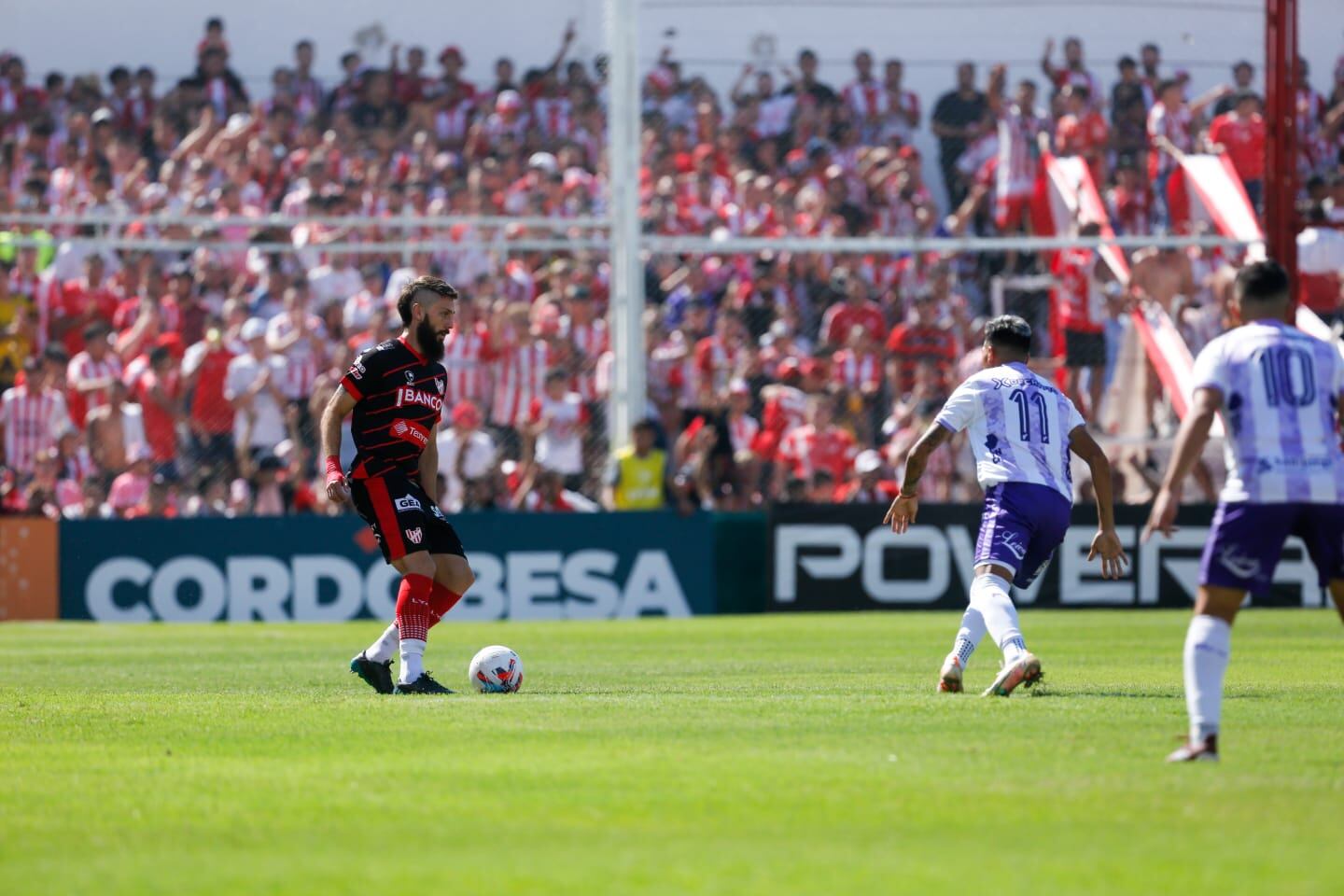 El defensor albirrojo trató de impedir los ataques del equipo visitante