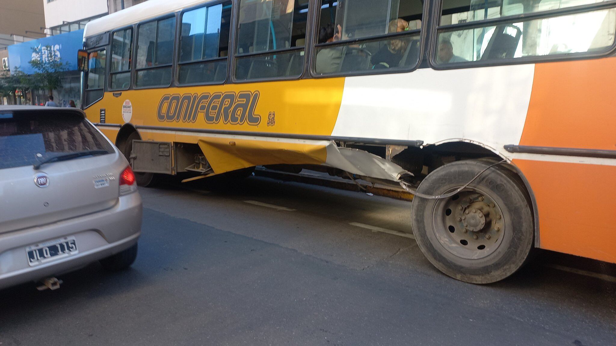 El transporte de Coniferal tras el impacto del Volskwagen Voyage.