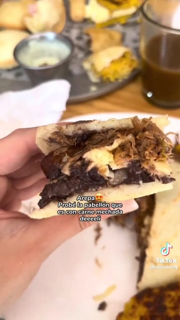 "Arepa pabellón" venezolana.