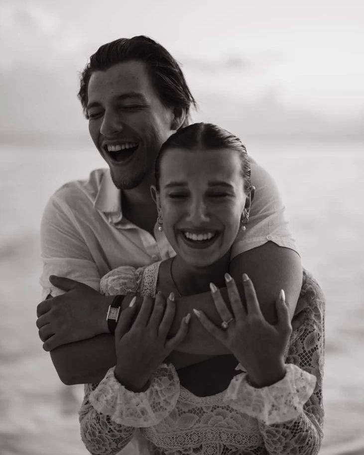 Millie Bobby Brown y Jake Bongiovi anunciaron su compromiso.