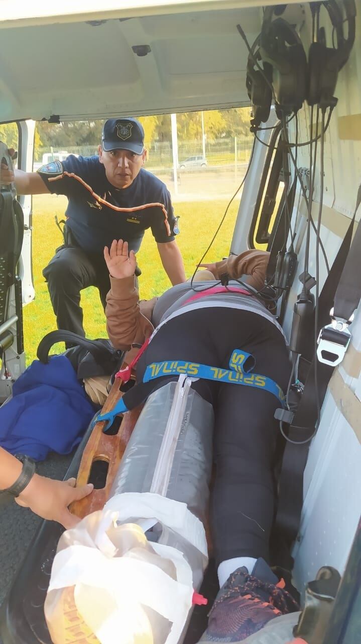 La mujer con su pierna inmovilizada llega al Predio de la Virgen donde la esperó una ambulancia.