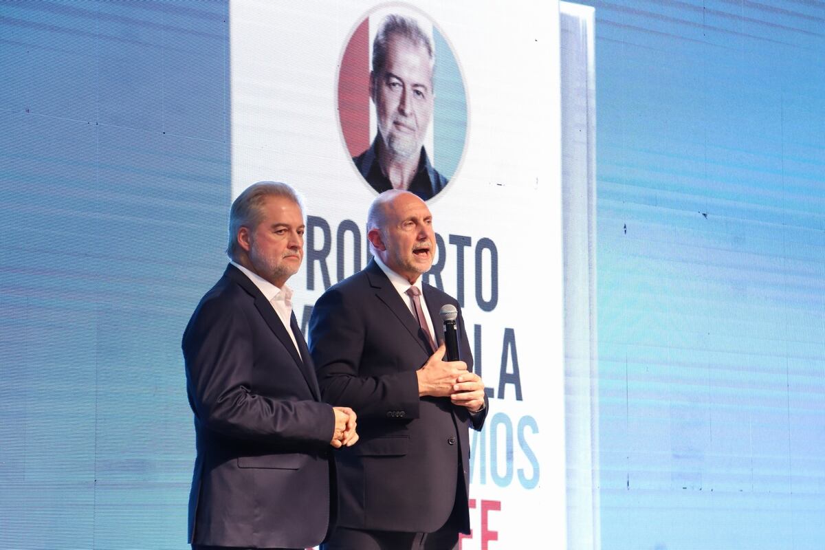 Roberto Mirabella presentó su libro junto a Omar Perotti