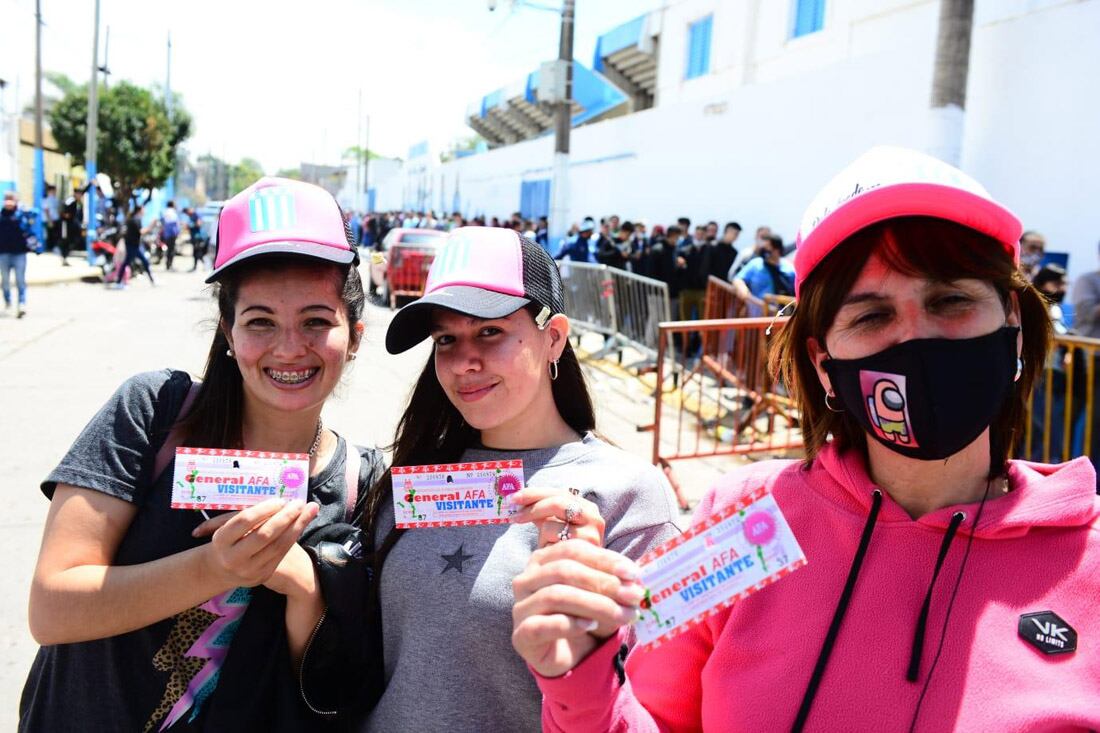 Hinchas de Racing hacen largas filas en el Miguel Sancho para comprar entradas para la final. (José  Hernández /La Voz)