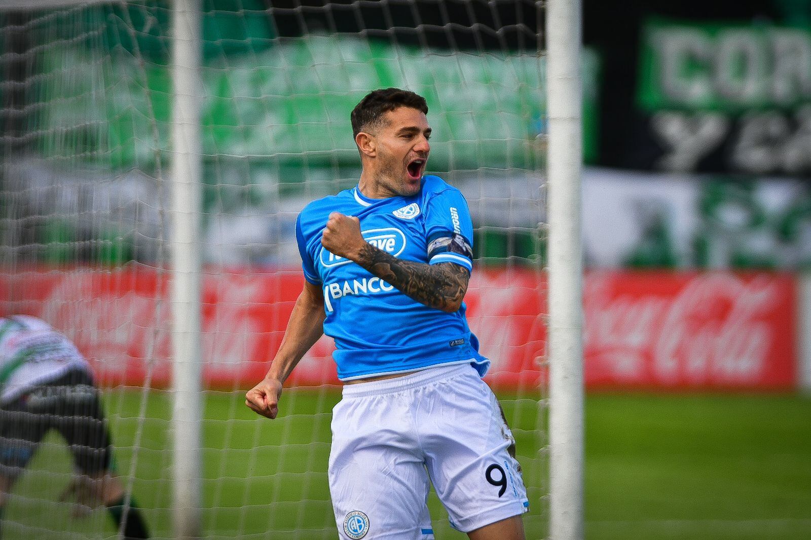 Lo grita el goleador. Pablo Vegetti puso en ventaja a Belgrano en Mataderos. (Federico López Claro / La Voz)