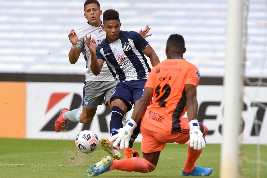 Talleres. El equipo de barrio Jardín no pudo con Emelec en el Kempes. (Fotobaires)