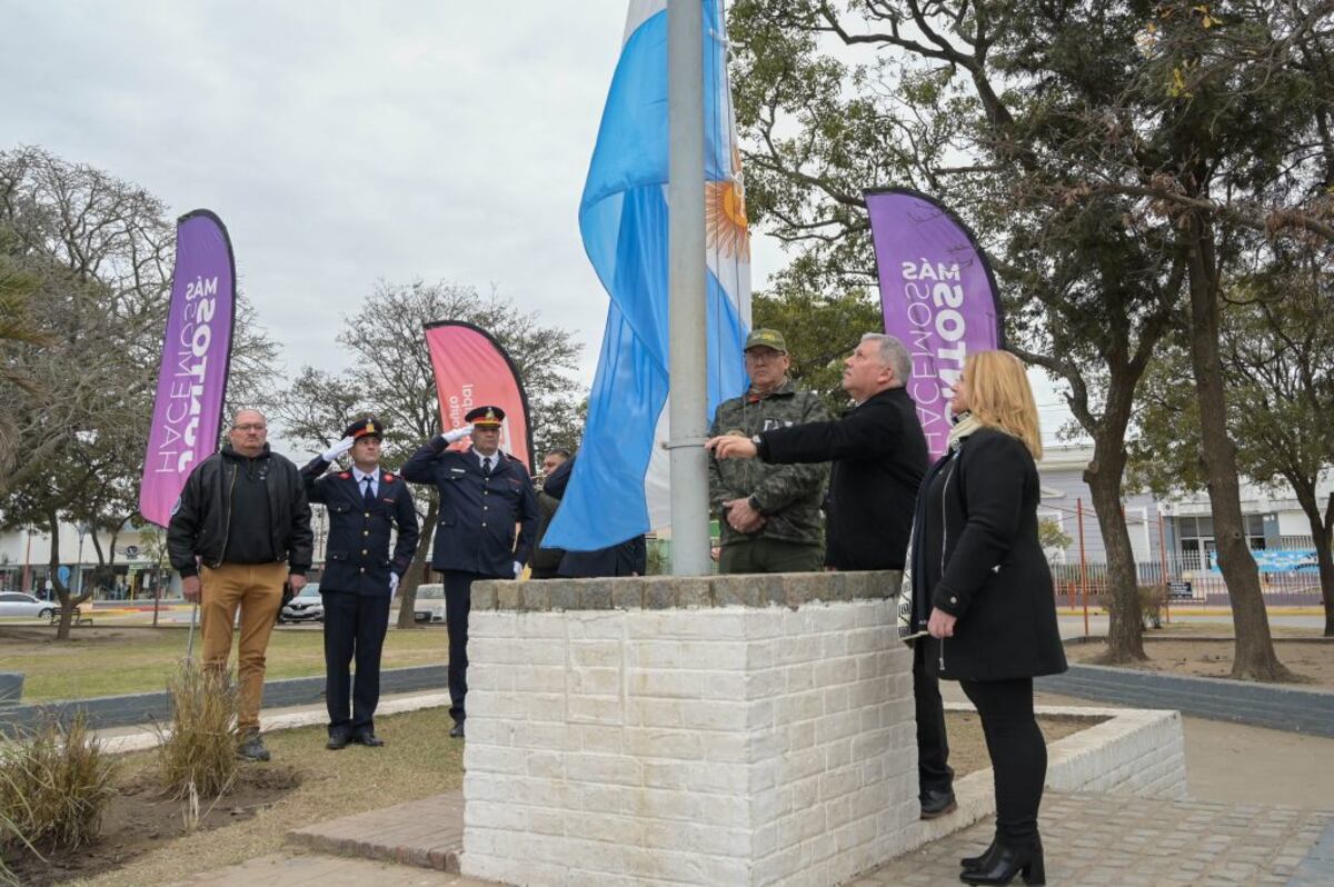 Con el izamiento de la Bandera Argentina en la plaza 25 de Mayo se celebró la Independencia en Arroyito