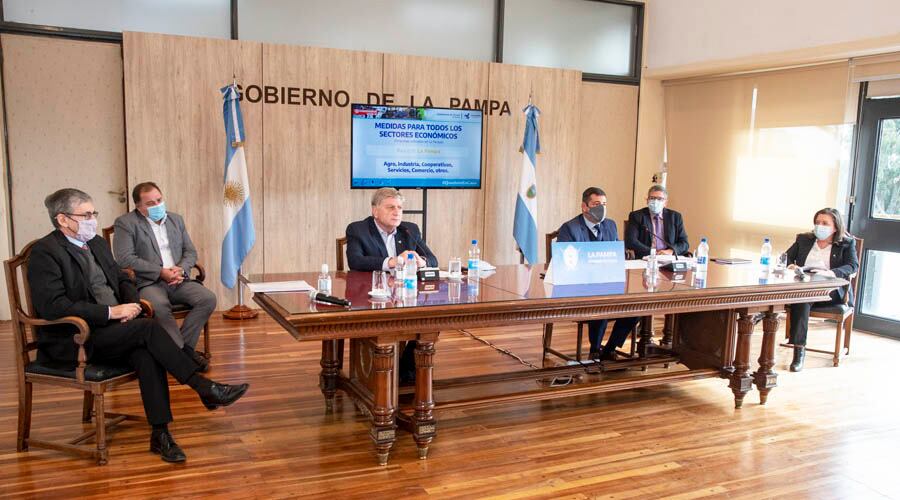 El gobernador y sus colaboradores durante la conferencia de prensa 