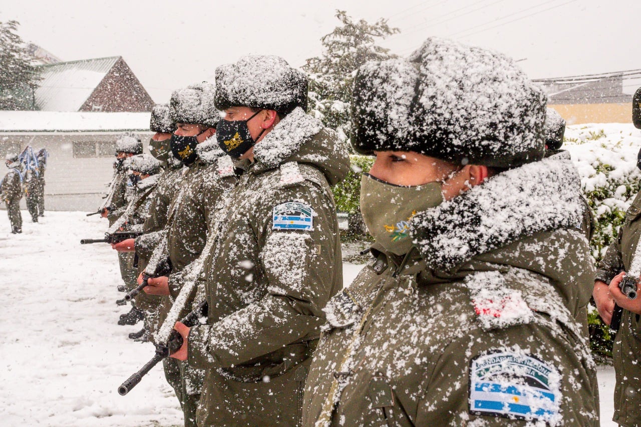 Los efectivos de la fuerza formaron en la Plaza de Armas para conmemorar el 8vo Aniversario de la Agrupación XIX de Gendarmería Nacional, con asiento en la ciudad de Ushuaia.