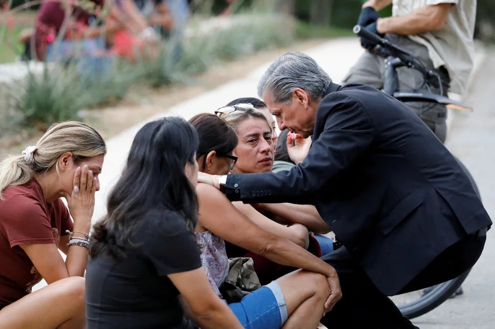 Las autoridades señalaron que el joven tirador llevaba un chaleco antibalas y estaba armado con un rifle al momento de ejercer el ataque. Foto: Gentileza