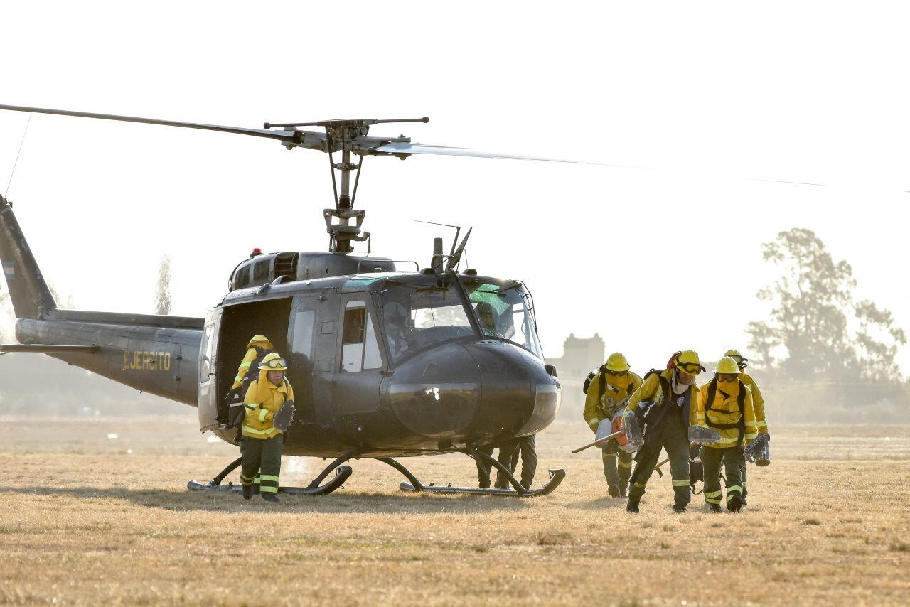 Combaten incendios en el sur de las islas del Delta