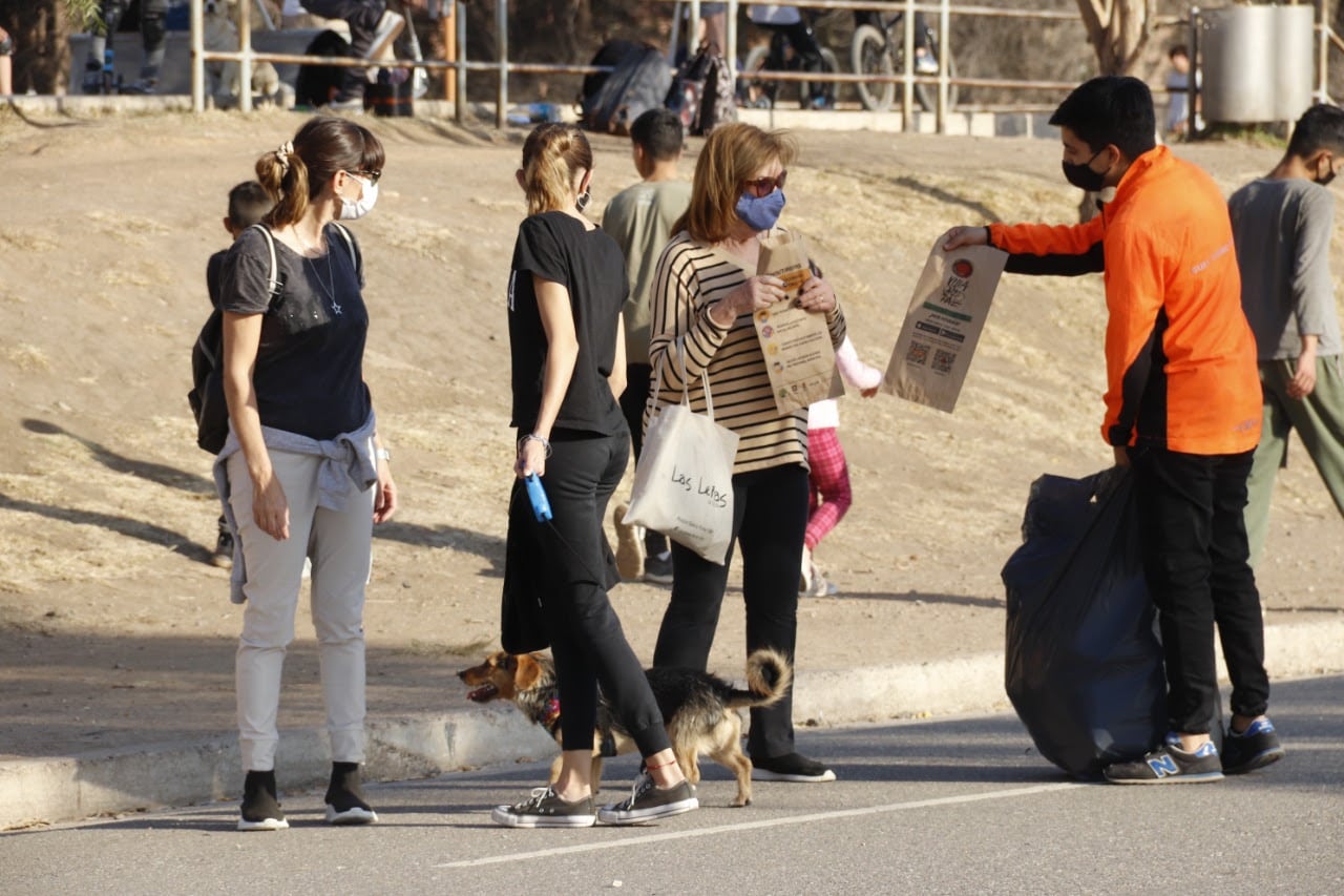 Villa Carlos Paz. Entregan kits sanitarios a turistas en vacaciones de invierno.