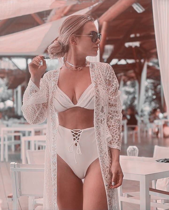 Camila Homs lució un romántico outfit de verano, entre una bikini blanca y una bata llena de encajes florales