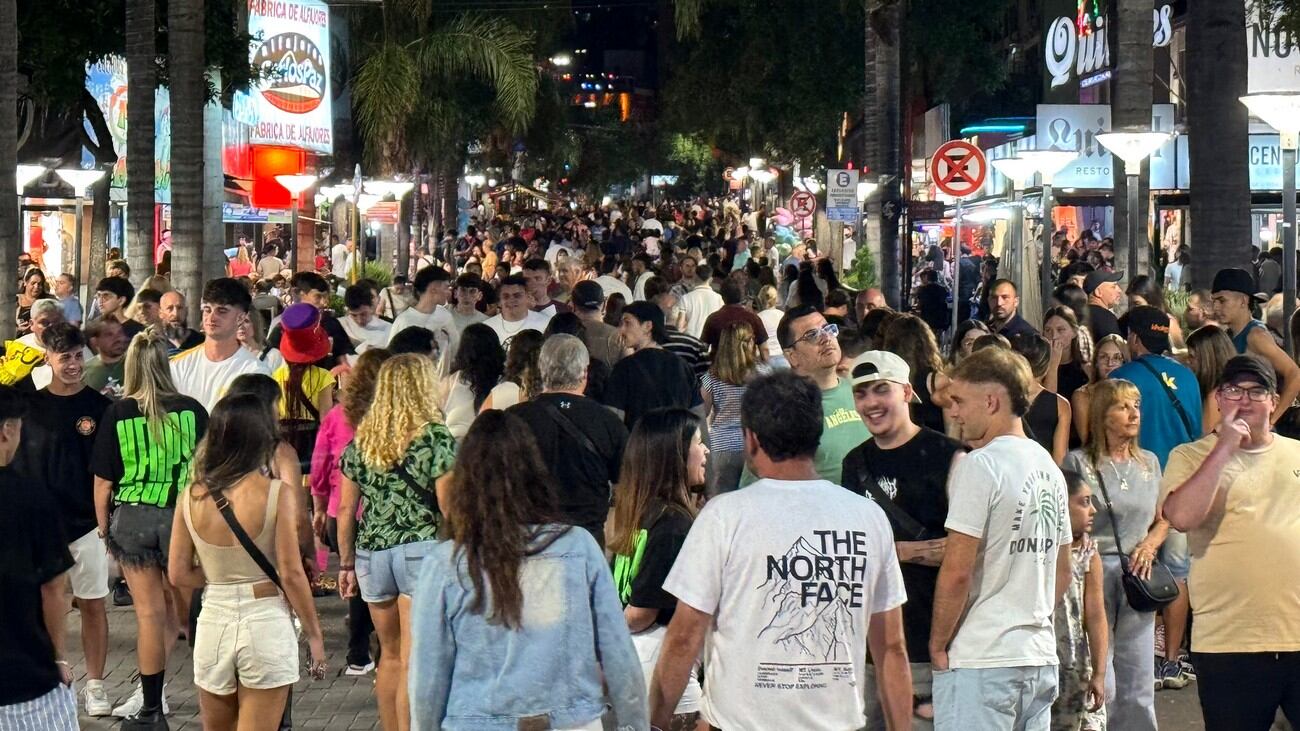 Movimiento Turístico en la noche de Villa Carlos Paz. (La Voz)