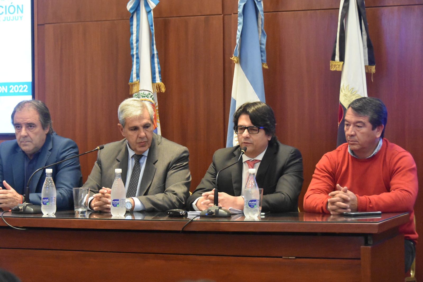 Acompañaron al fiscal general de la Acusación en su presentación, el vicegobernador Carlos Haquim; el presidente del bloque Cambia Jujuy, Alberto Bernis (izq.); y el vicepresidente segundo de la Cámara de Diputados, Pedro Horacio Belizán (der.).