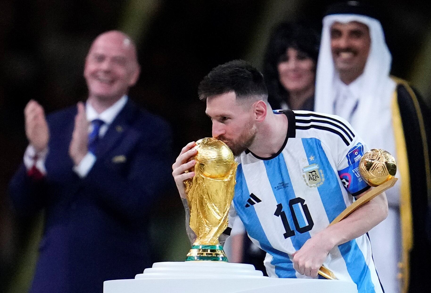 Momento histórico, el de Messi besando la Copa del Mundo en el estadio Lusail de Qatar. (AP)