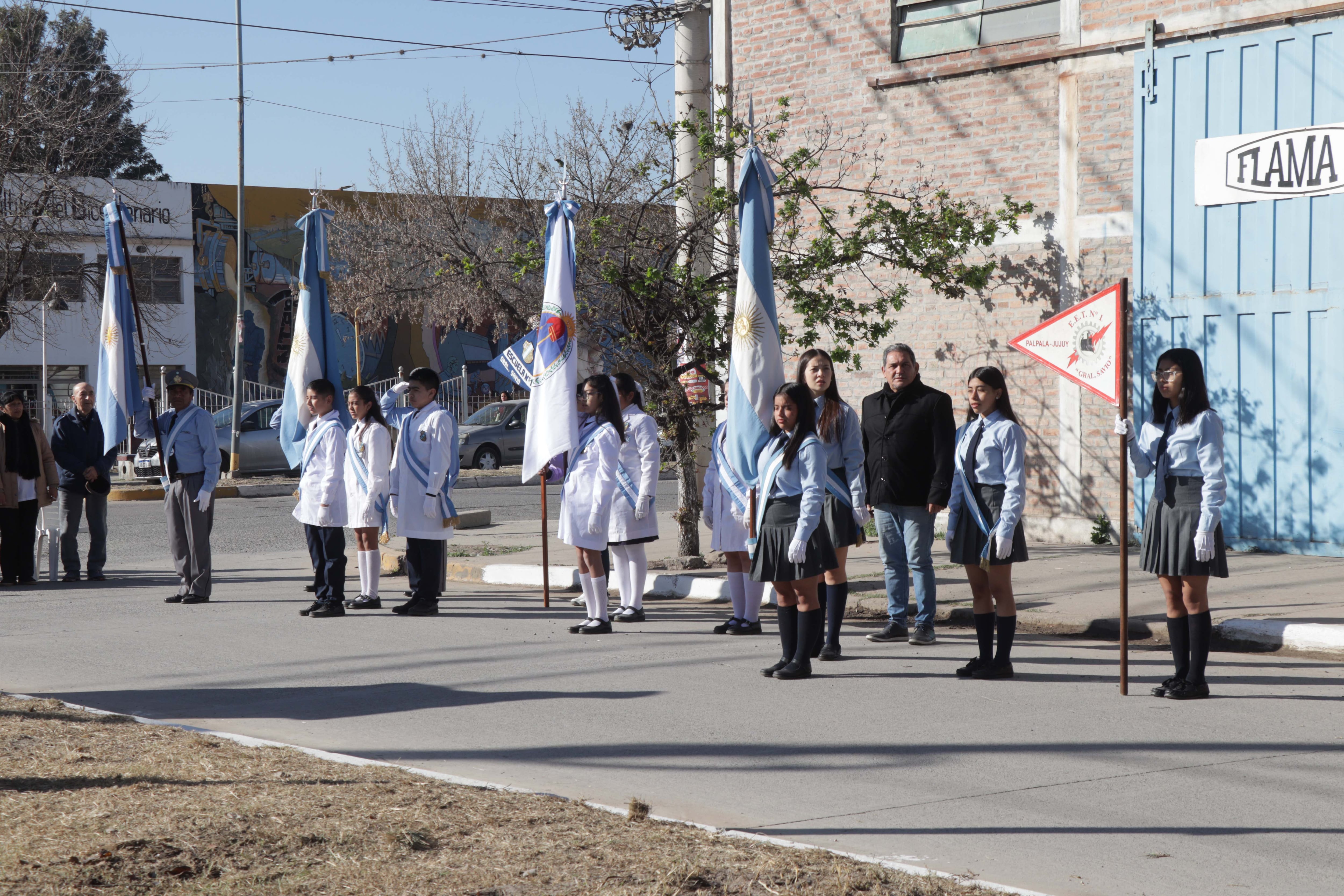 Delegaciones escolares dieron marco patrio al homenaje a la memoria del precursor de la siderurgia en Jujuy y el país, Manuel Nicolás Savio.