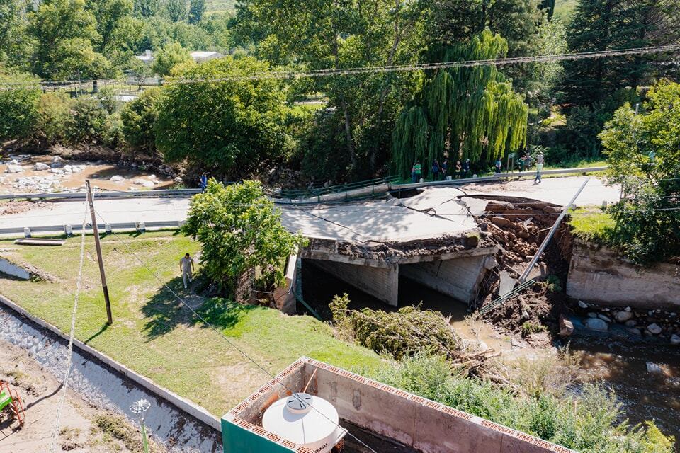 El puente que arrastró la lluvia en Las Juntas.