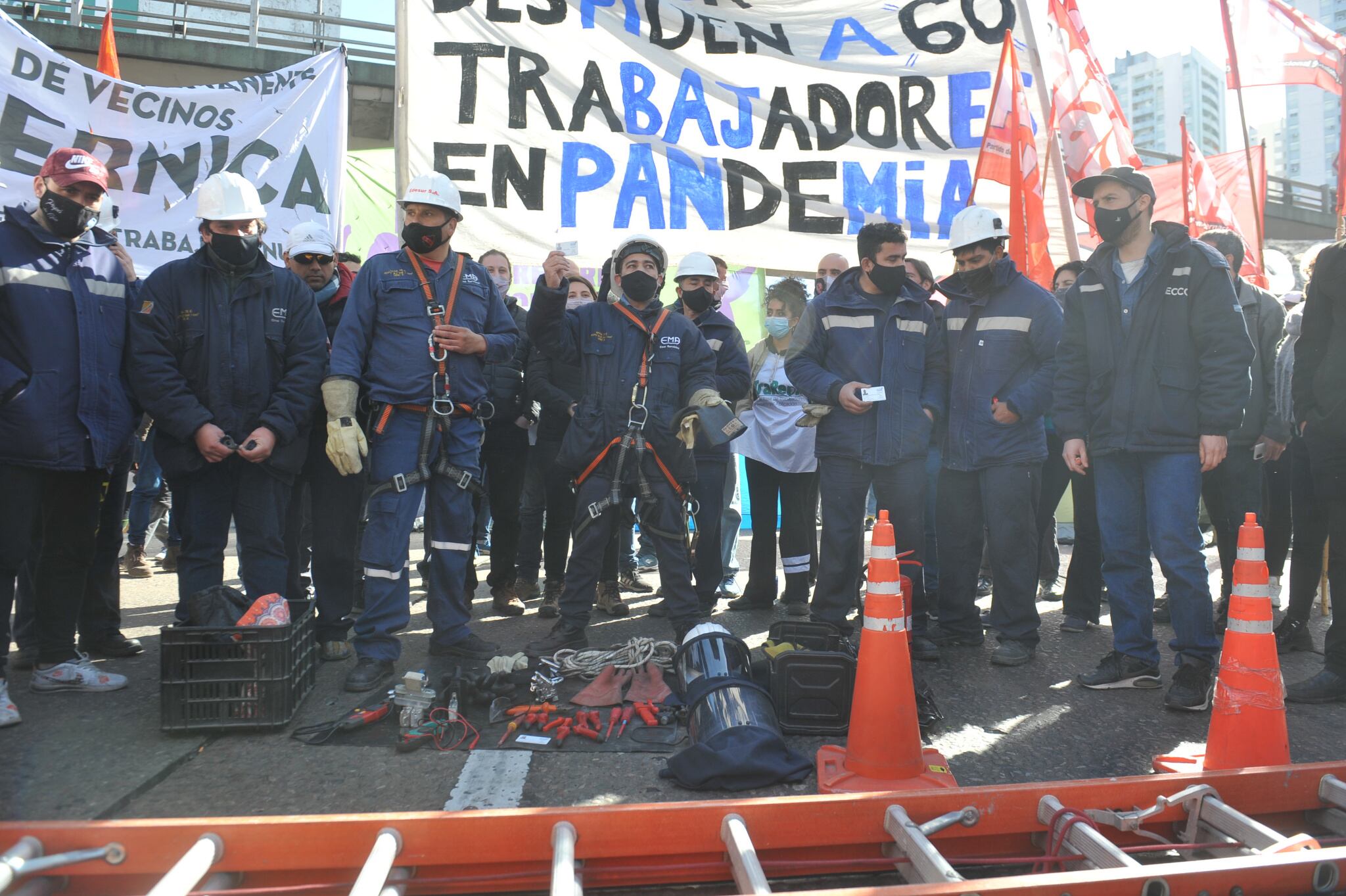 Trabajadores despedidos de la empresa EMA (Edesur) reclaman por la inmediata reincorporación en el Puente Pueyrredón.