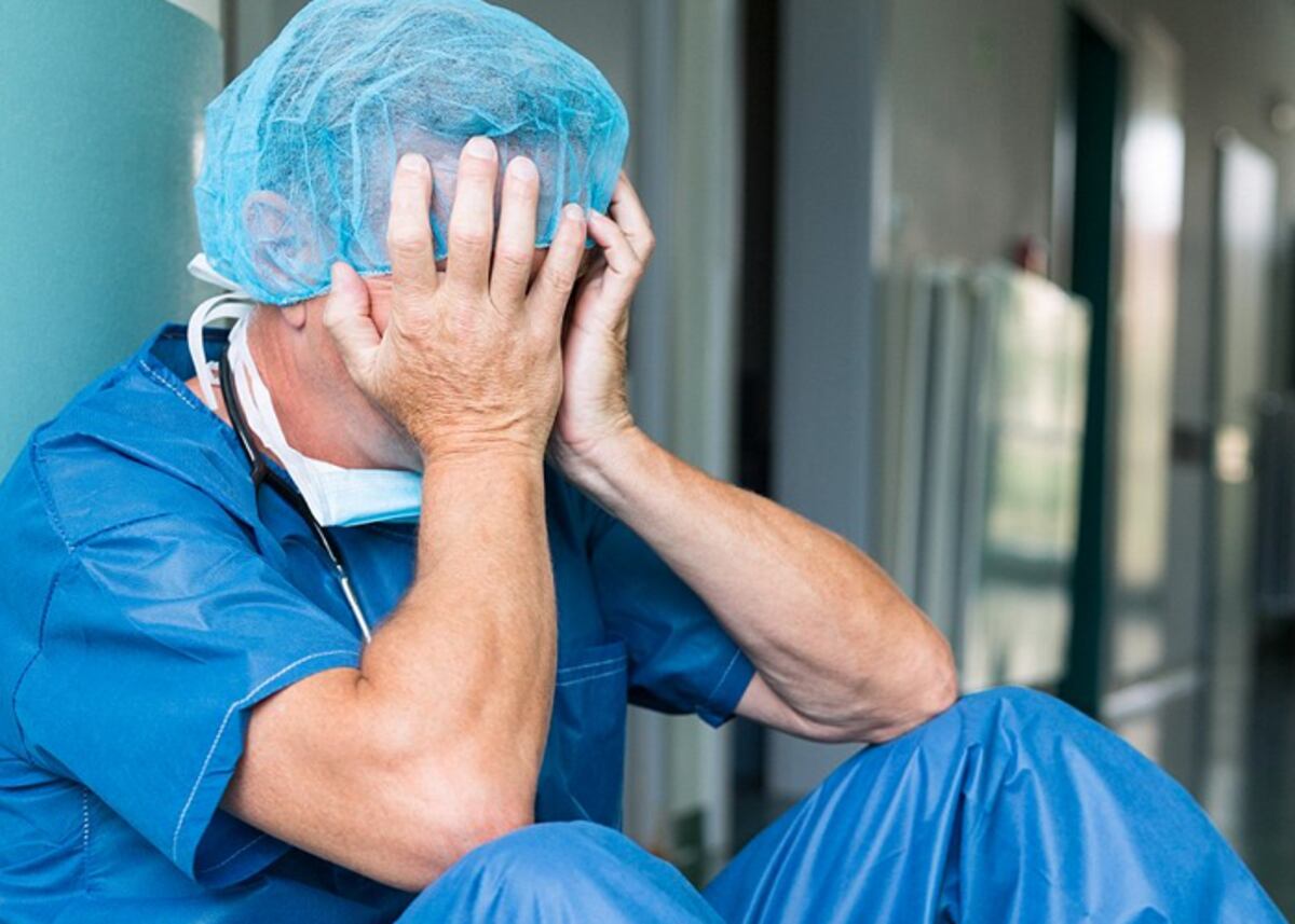 Agotados por 14 meses de trabajo sin pausa, enfermeros reciben ayuda psicológica