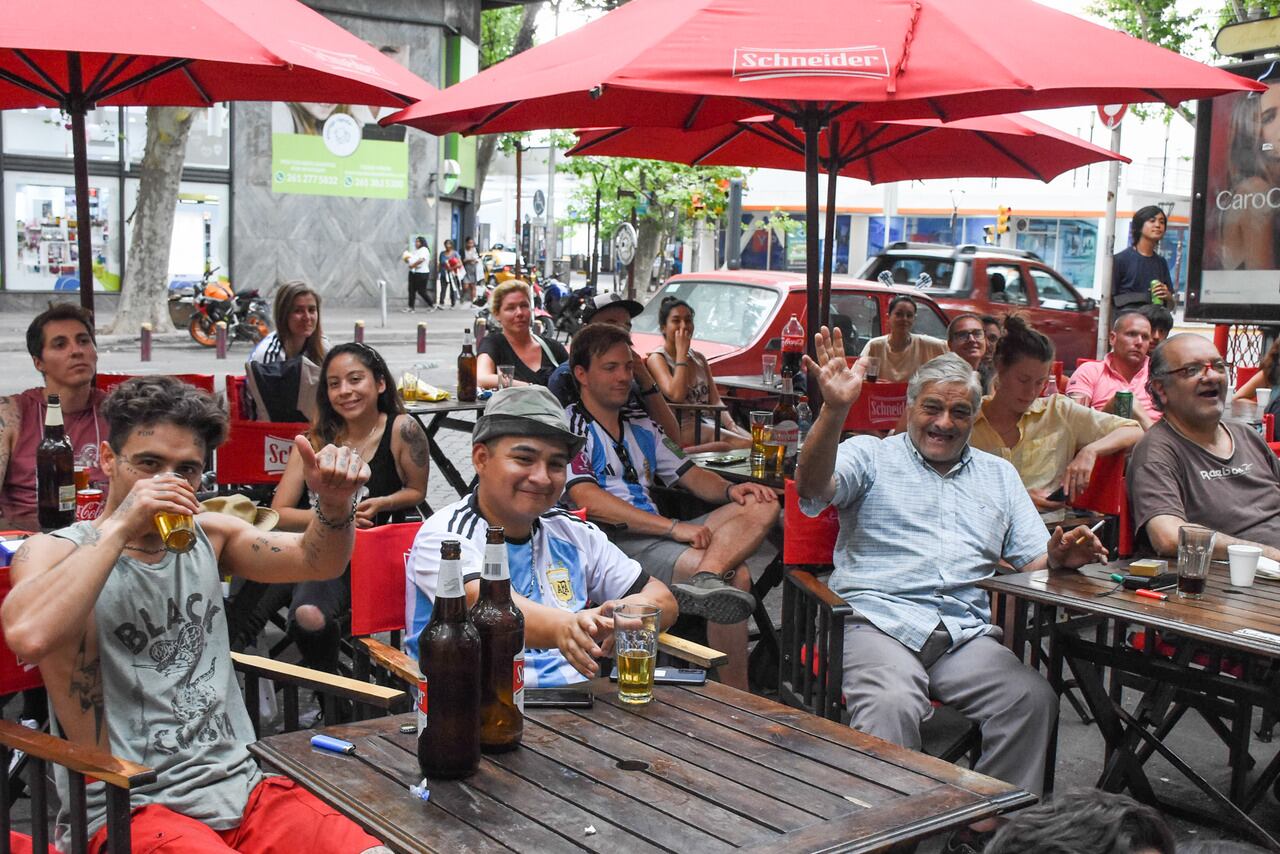 El centro de Mendoza se vistio de celeste y blanco para festejas el 2 a 0 de Argentinas  vs Mexico.