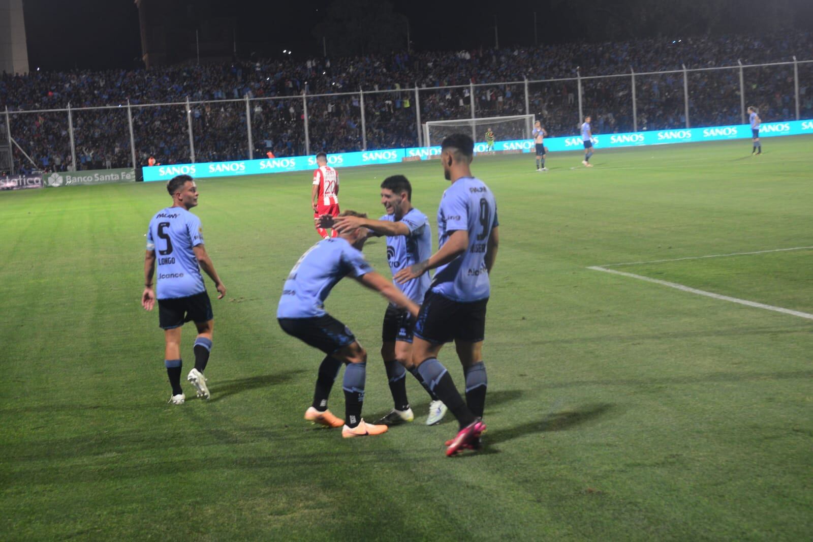 Juan Barinaga festejando su gol en el partido entre Belgrano y Unión por la Copa de la Liga Profesional 2023. (Javier Ferreyra / La Voz)