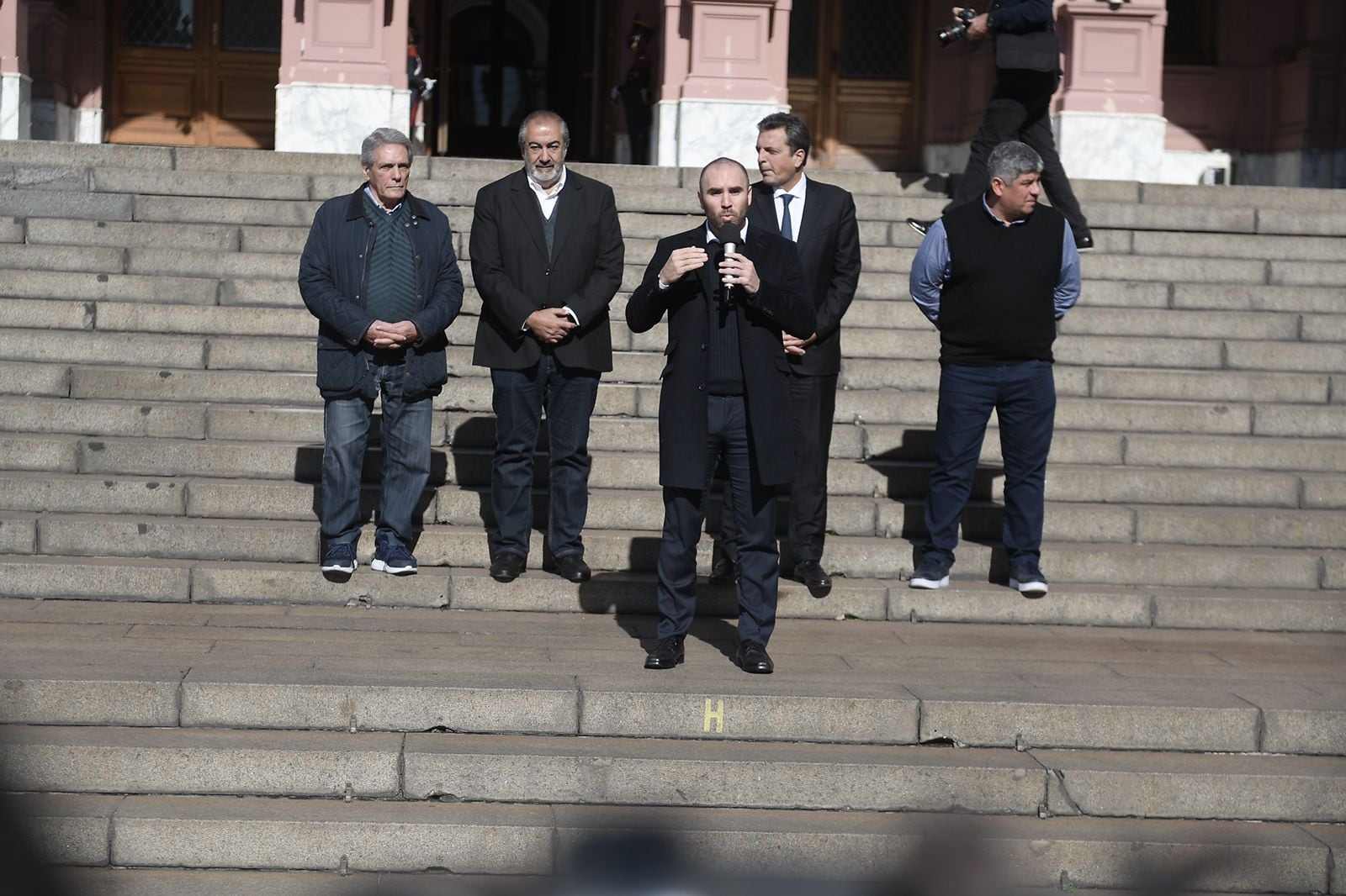 Ganancias: se anunció la suba del mínimo no imponible. Participaron Sergio Massa, el ministro Guzmán y referentes sindicales. (Federico López Claro / Clarín)