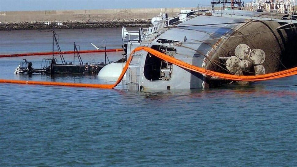 Santísima Trinidad. Fue nave insignia en la Guerra de Malvinas. Ahora, se hunde amarrada en un puerto (DyN).