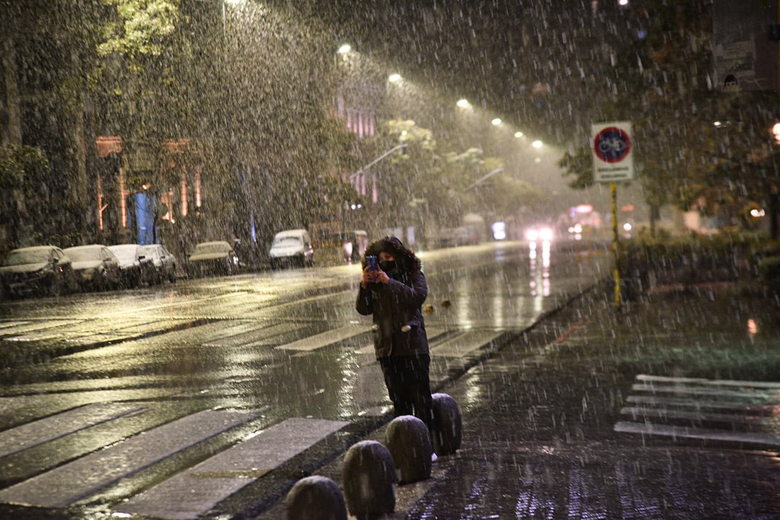 El centro de la capital de Córdoba se cubrió de nieve. (Pedro Castillo/ La Voz)