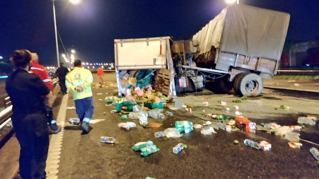 Vuelco de un camión sobre Panamericana, en Campana