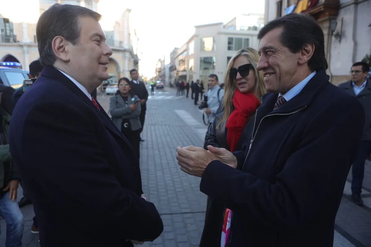 El gobernador de Jujuy, Carlos Sadir, en diálogo con su colega santiagueño Gerardo Zamora, en Salta durante los actos recordatorios del general Güemes.