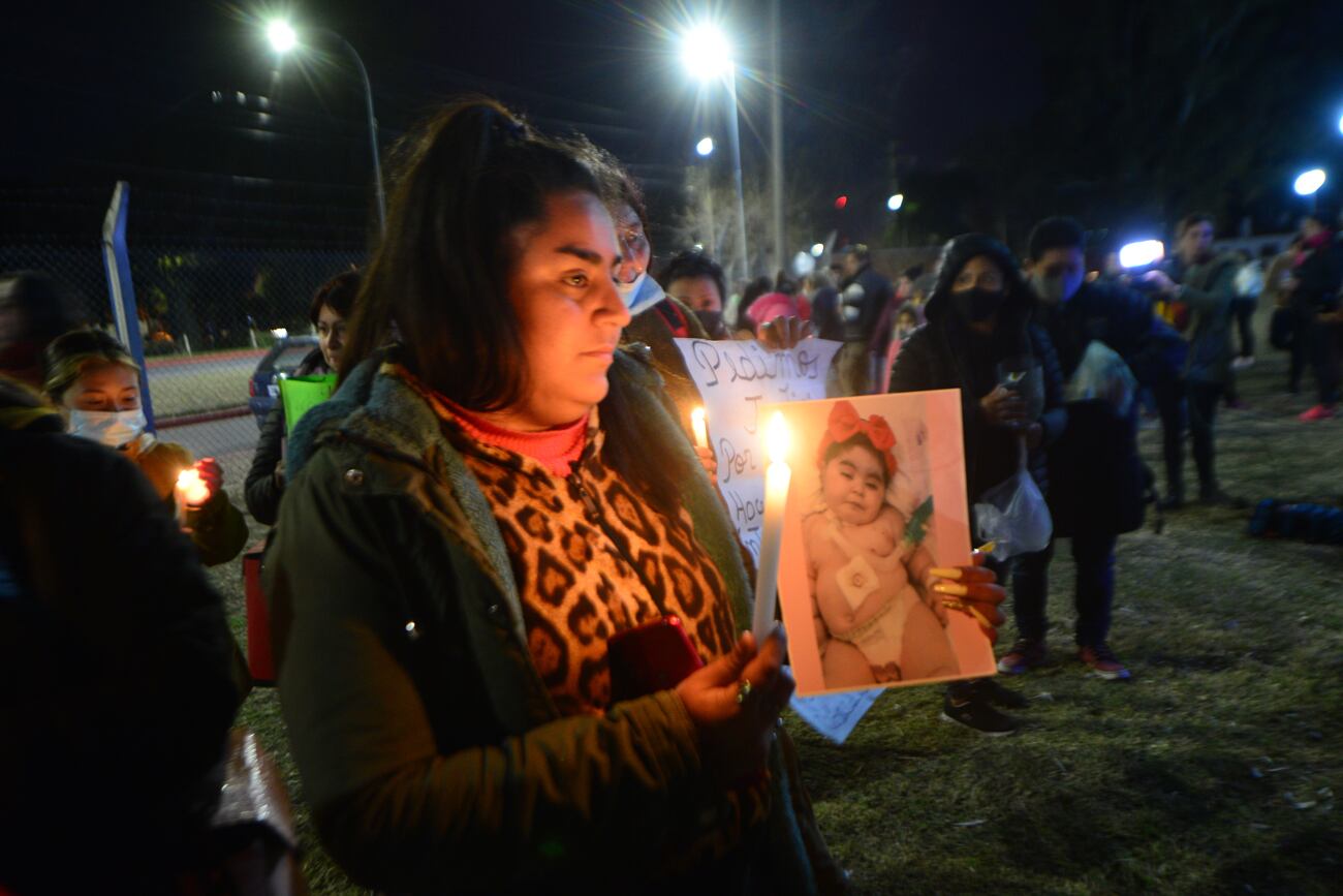 Marcha de las antorchas de las madres del dolro en el Hospital Neonatal por el caso de la muerte de varios bebes en ese nosocomio. Foto Javier Ferreyra