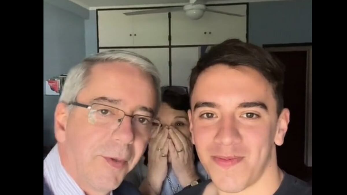 Usó un filtro de TikTok y el resultado emocionó hasta las lágrimas a su papá