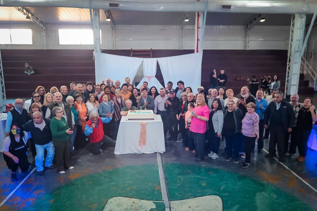 Antiguos pobladores y pobladoras fueron homenajeados en el marco del 49° aniversario de Tolhuin con un almuerzo en las instalaciones del Polideportivo Municipal Ezequiel Rivero.