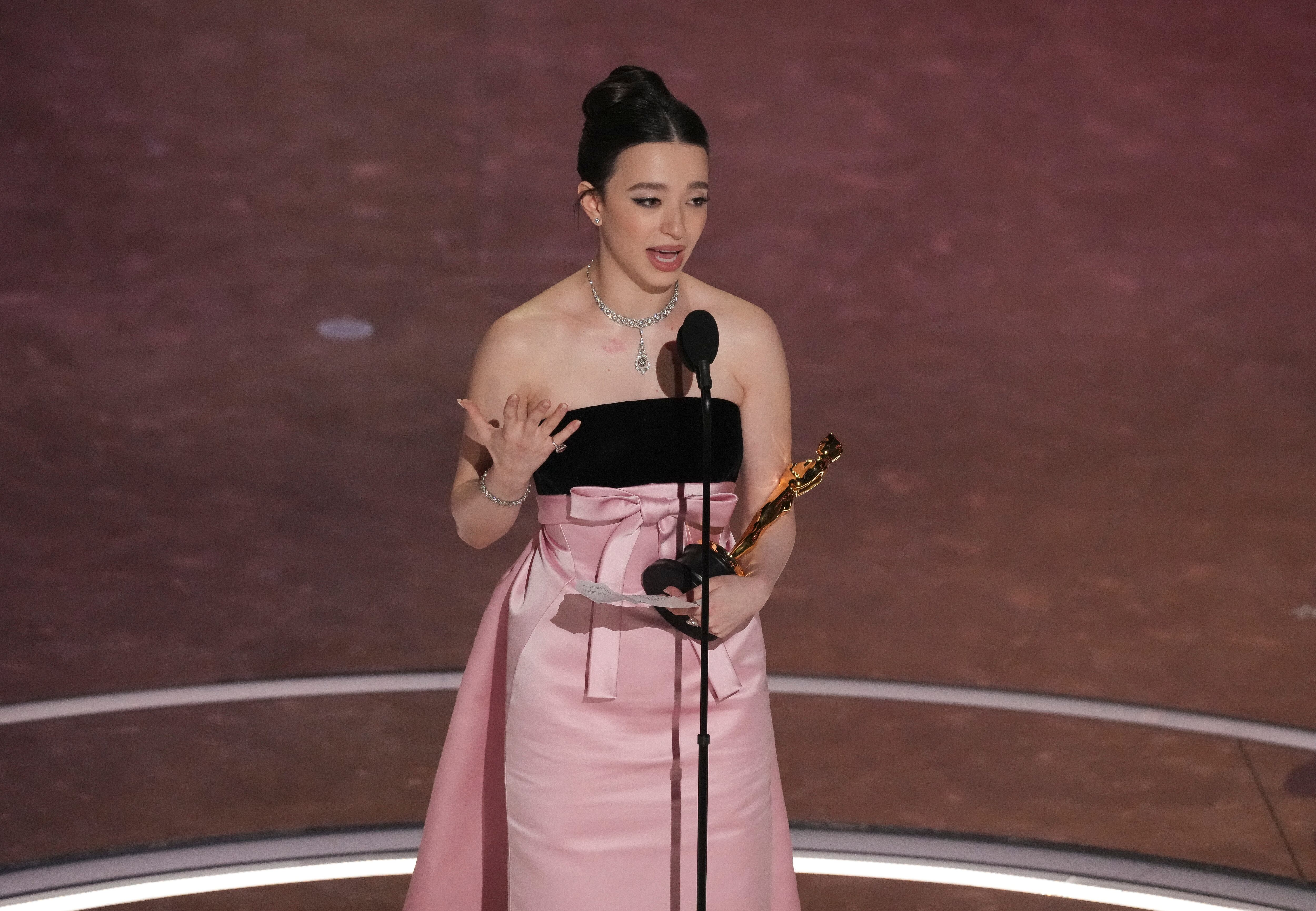 Mikey Madison recibe el premio a mejor actriz por "Anora" en los Oscar el domingo 2 de marzo de 2025 en el Teatro Dolby en Los Angeles. (Foto AP/Chris Pizzello)