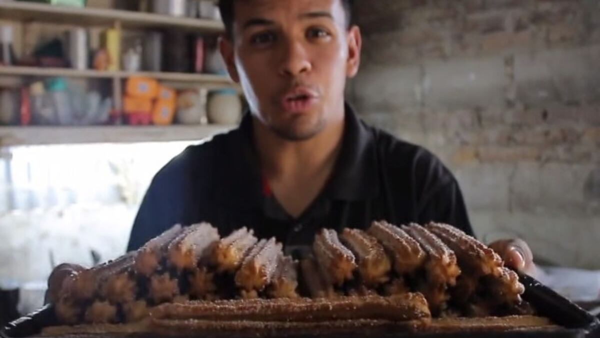 El “churrero humilde”: enseñó a hacer churros en casa y se ganó el amor en las redes