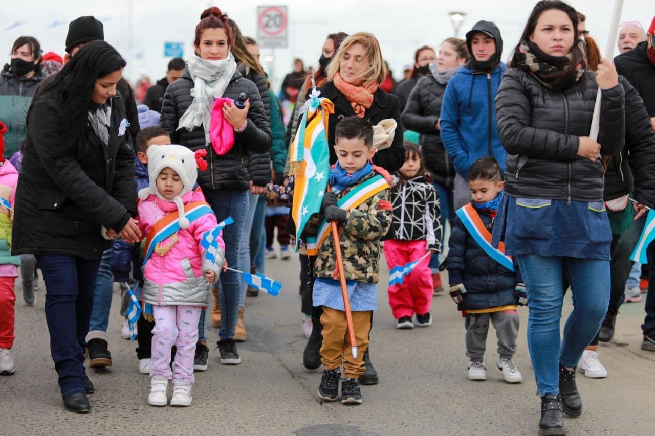 Más de  200 Instituciones se desplazaron por la Av. Heroes de Malvinas.