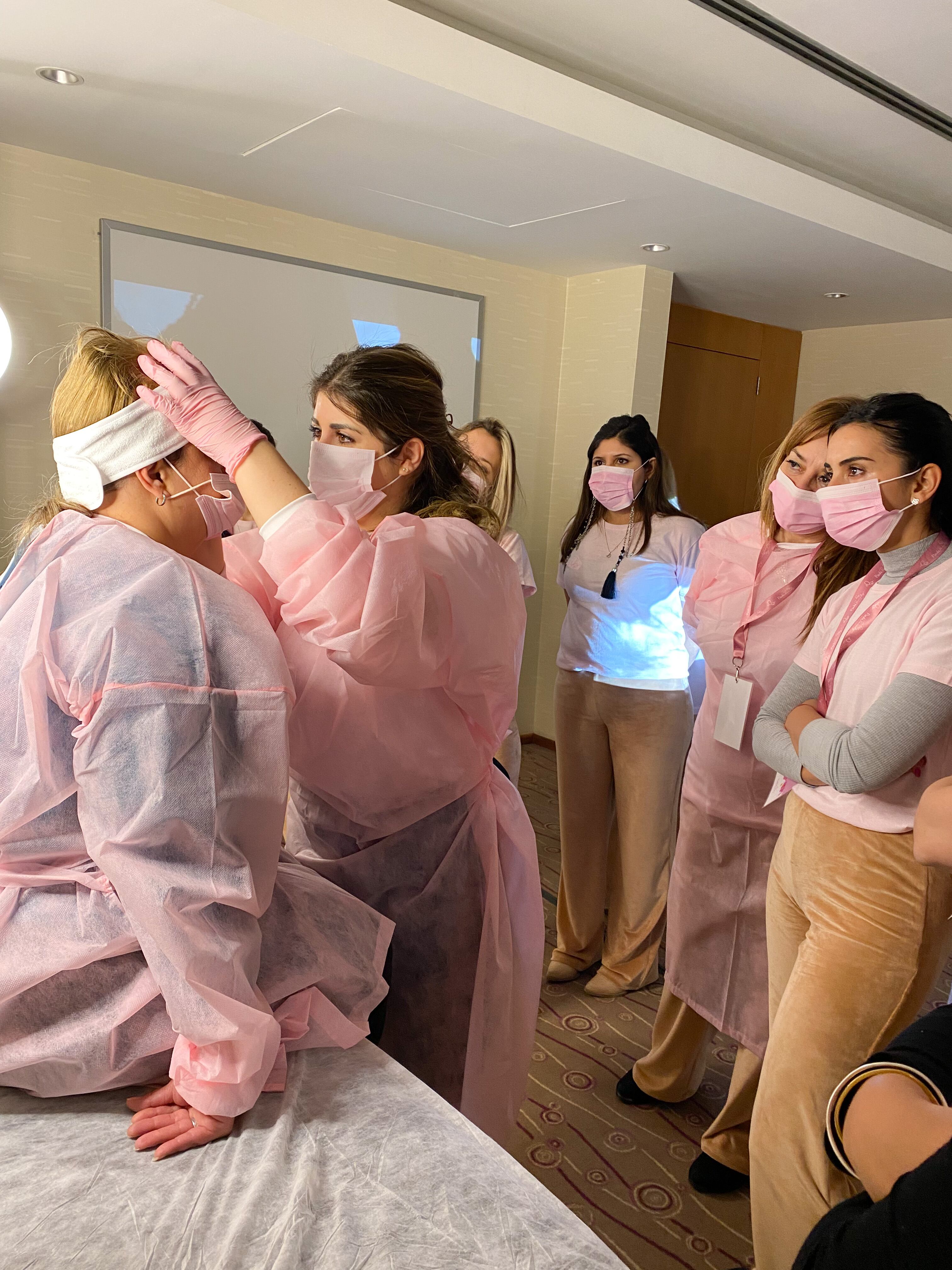 Realiza cursos con cupo limitado para enseñar su técnica de micropigmentación, donde además enseña a las mujeres independizarse económicamente con este recurso.