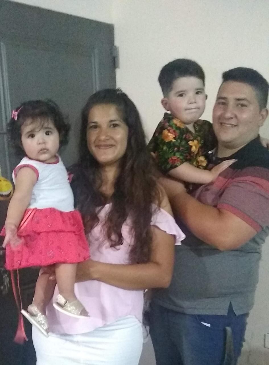 Cinthia junto a su familia.