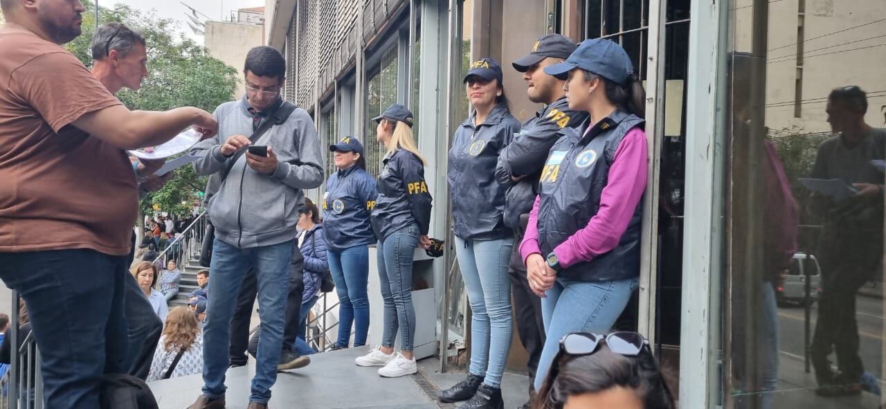 Asamblea. El miércoles pasado, la sede local del Encom tuvo un fuerte operativo de seguridad. El organismo fue cerrado y los empleados hicieron una asamblea.