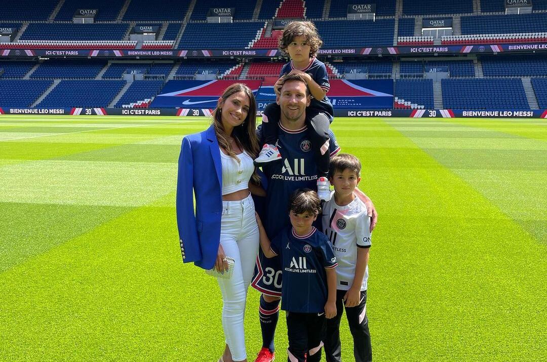 Messi con su familia en el estadio del PSG, su nuevo club.