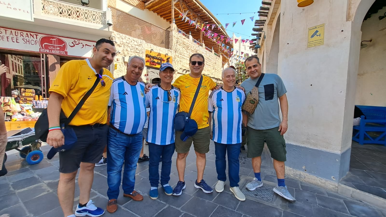 Hinchas de Argentina y de Australia en el clásico paseo Souq Waqif de Doha, Qatar. (La Voz)