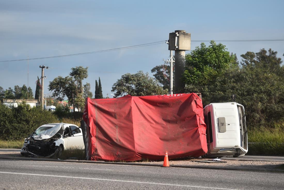 Choque en la Ruta 19 entre un camión y un auto a la altura del mercado de abasto.Foto: Pedro Castillo