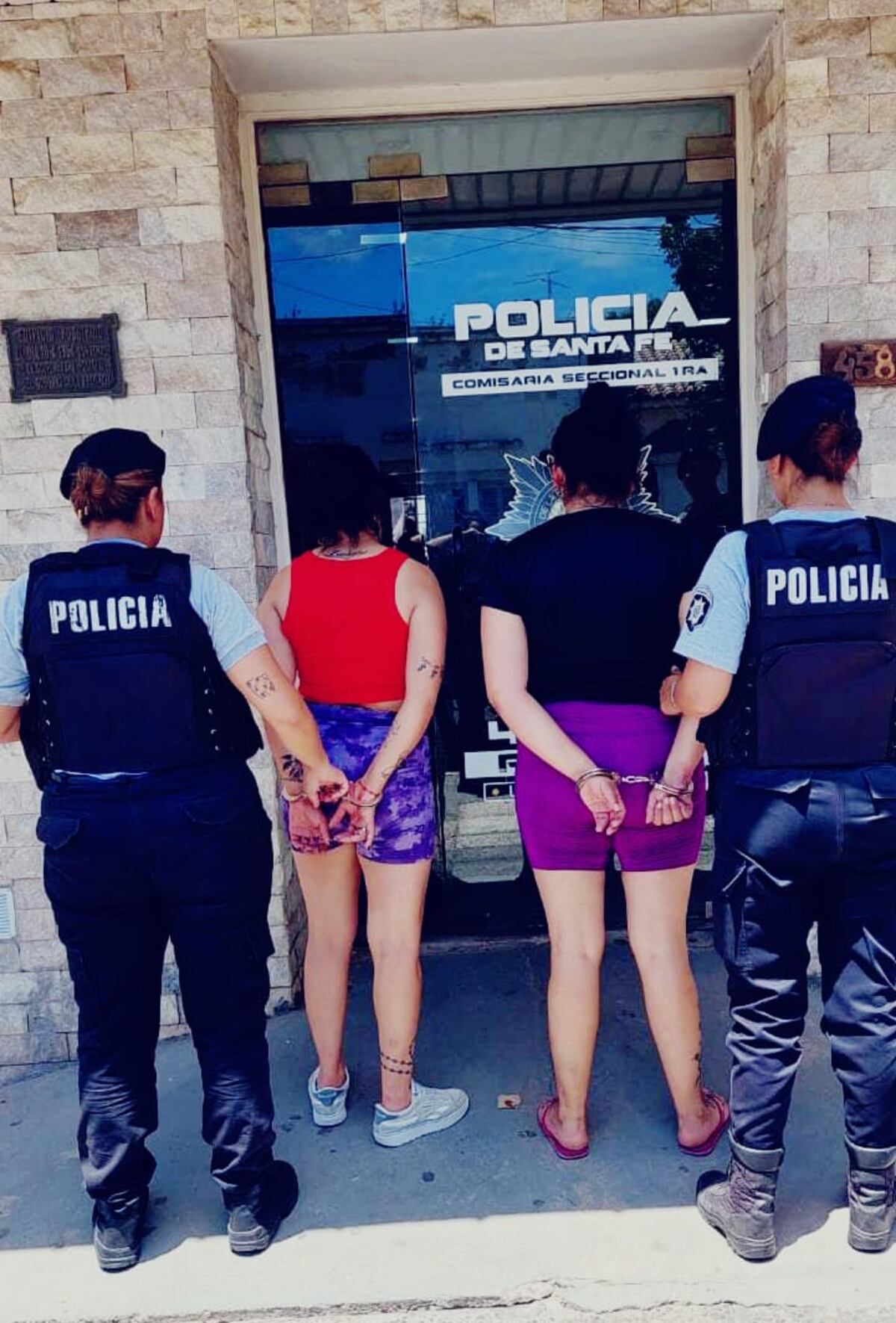 Robaron un local de ropa y los detuvieron