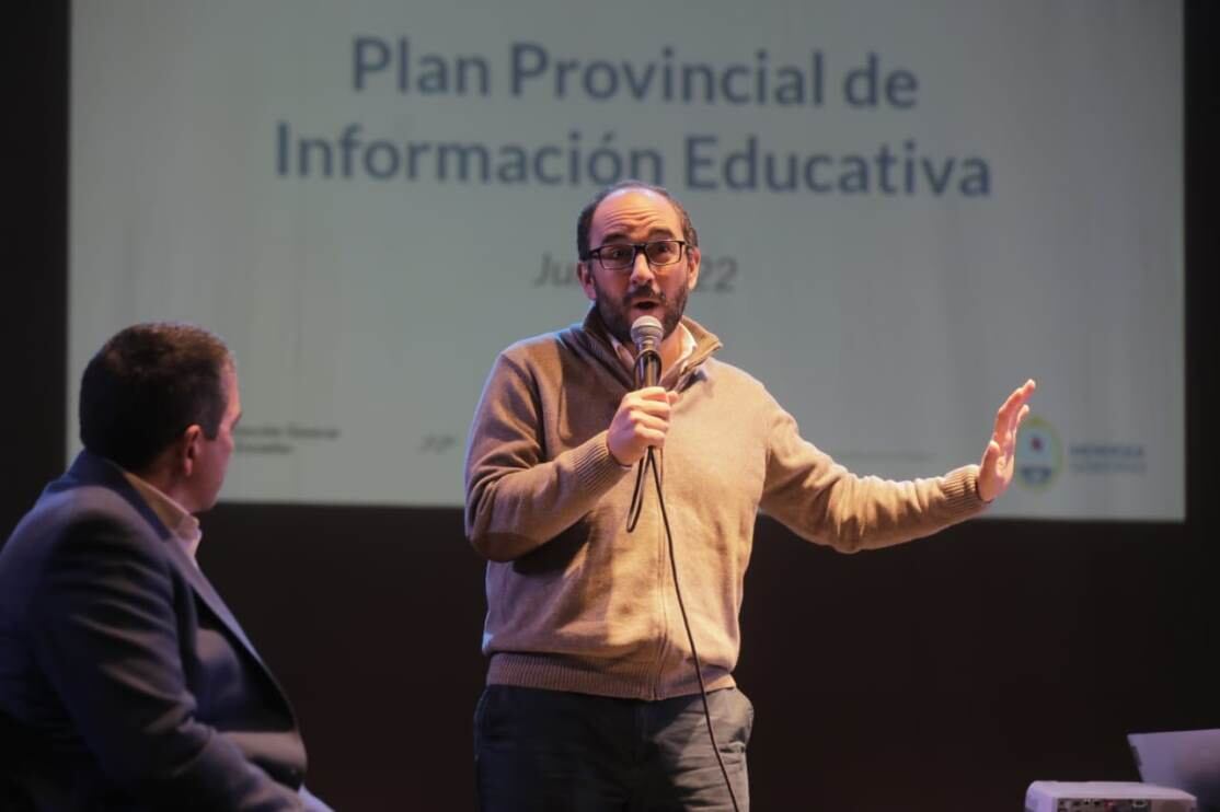 El director General de Escuelas, José Thomas, con el intendente Walther Marcolini, durante la presentación del informe en General Alvear.