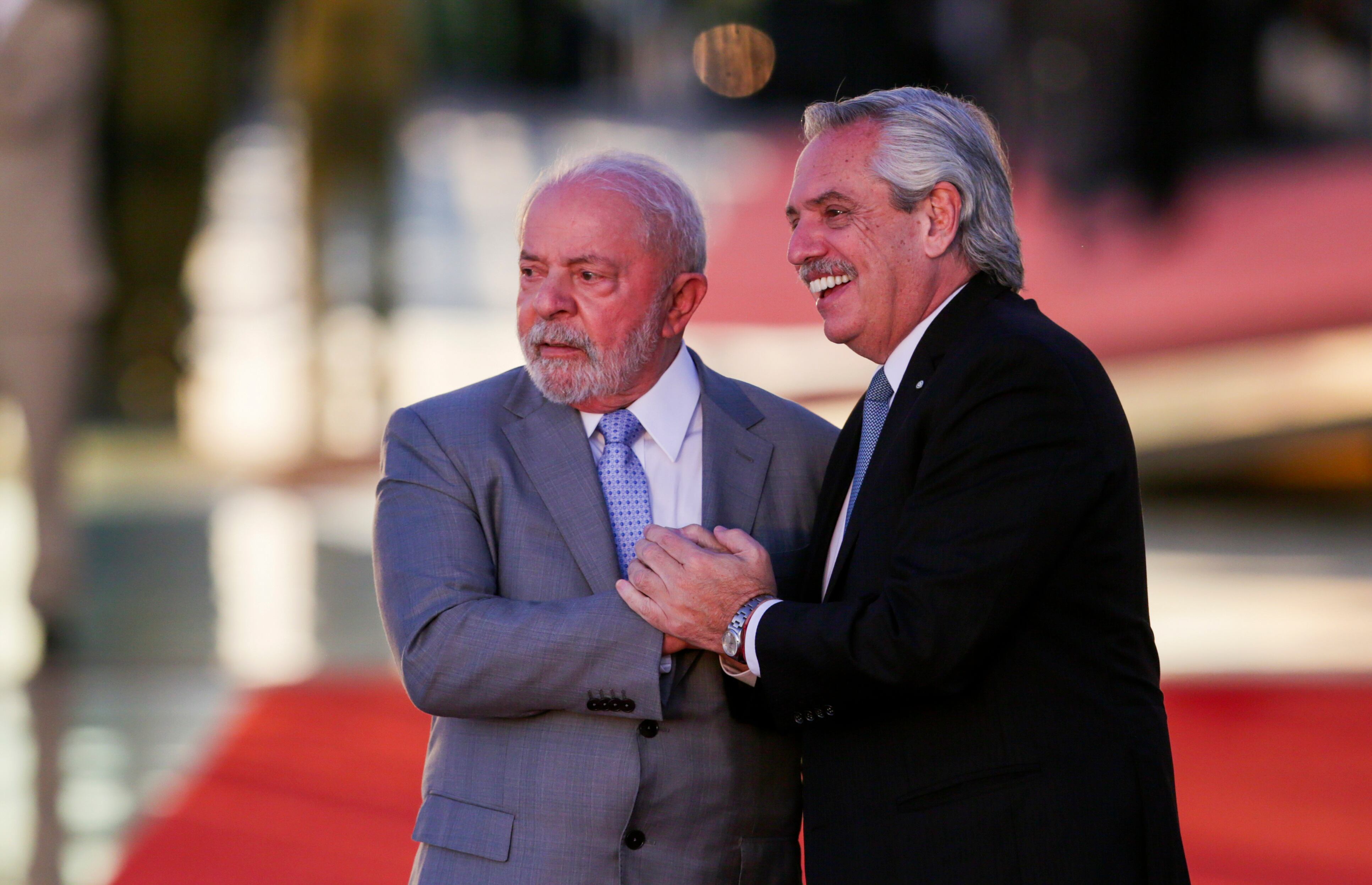 El presidente de Brasil Luiz Inácio Lula da Silva, a la izquierda, y su homólogo argentino Alberto Fernández, posan para los fotógrafos en el Palacio de Alvorada, el martes 2 de mayo de 2023, en Brasilia. Foto: AP / Gustavo Moreno.