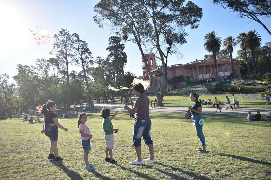 Familias y muchos niños, disfrutando de un domingo a pleno sol (Ramiro Pereyra/ La Voz).