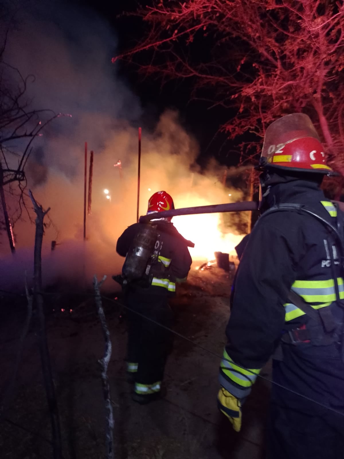 El violento ataque terminó con la casa de la víctima incendiada.